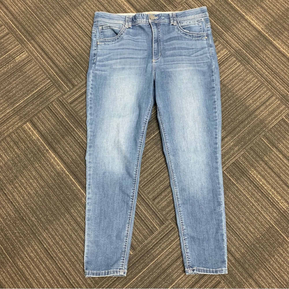 Democracy Ab Women's Light Blue Skinny Jeans. Size 16
